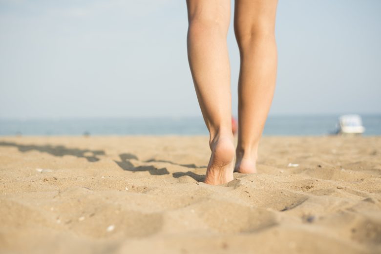 Uma das formas de contrair a doença é andar descalço em areias ou gramados
