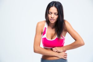 Um dos principais sintomas da intolerância alimentar são as dores na barriga