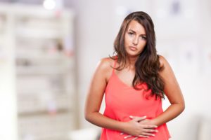 O câncer de estomago pode causar dores abdominais, náusea e vomito