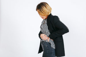 Um dos sintomas das doenças inflamatórias intestinais é a dor abdominal.