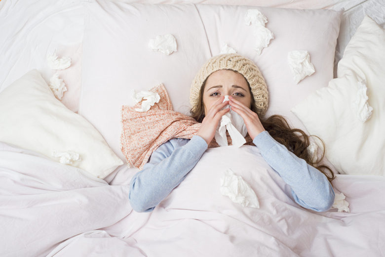 Um dos principais sintomas da rinite alérgica é o espirro e o corrimento nasal