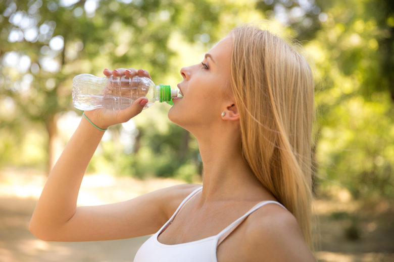 Beber água pode ser uma das maneiras de solucionar o soluço  